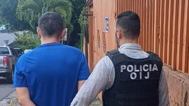 Dos veinteañeros quedan grabados como sospechosos de andar armados y robar un carro en Escazú