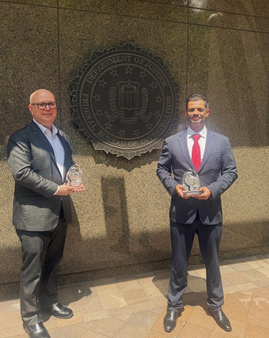 Michael Soto, subdirector del OIJ y Carlo Díaz, Fiscal General de Costa Rica, recibieron un valioso reconocimiento por parte de la Oficina Federal de Investigaciones (FBI por sus siglas en inglés) ante el trabajo policial que realizan en Costa Rica. Foto: Fiscalía