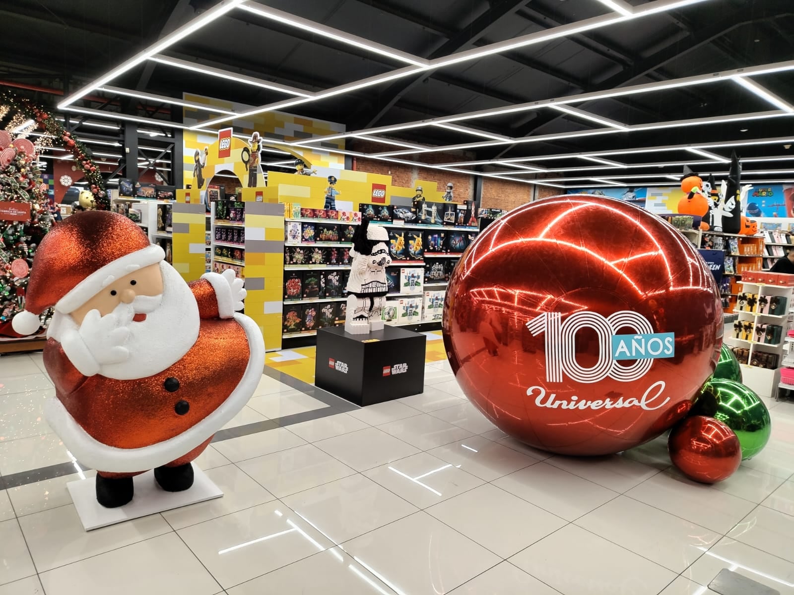 Universal celebra un siglo de historia con ocho colecciones navideñas, nuevas tiendas fuera de la GAM y opciones para que las familias preparen la Navidad con tiempo.