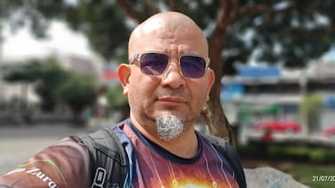 Comunicador de radio Zurquí relata ataque de supuesto seguidor de Rodrigo Chaves