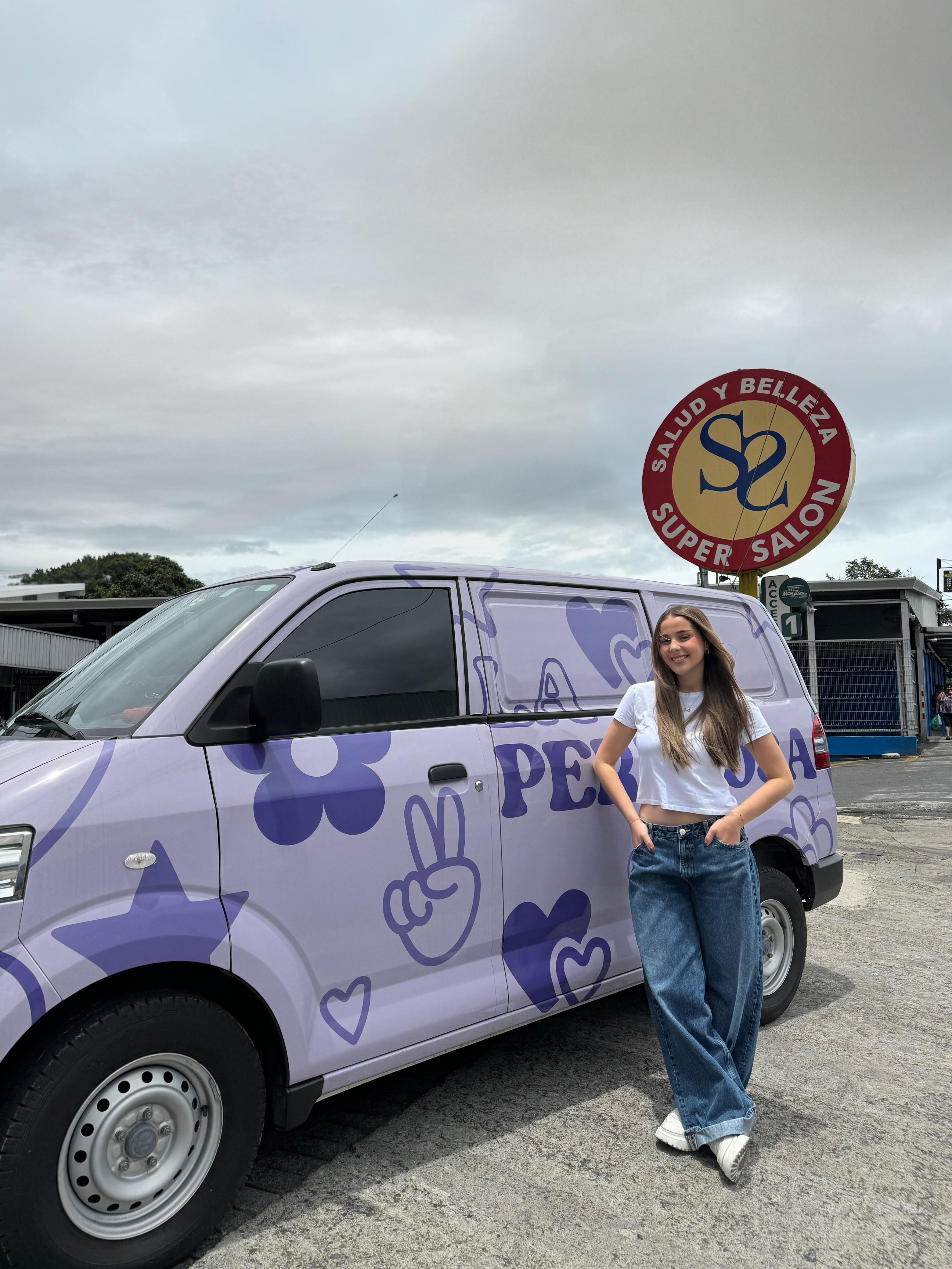 A Gloria Garita Calderón le ha tocado cocinar más que sueños. Esta joven vecina de Curridabat, de apenas 21 años, convirtió su pasión por el cuidado de la piel en un negocio que arrancó con ollas prestadas y terminó con su vida entera envuelta en jabones, bálsamos y mascarillas. Gloria es nieta del expresidente de Costa Rica Rafael Ángel Calderón Fournier (1990-1994) y de la exprimera dama y exdiputada Gloria Bejarano Almada. Y aunque cualquiera pensaría que eso le abrió todas las puertas, a ella más bien se las cerraron.