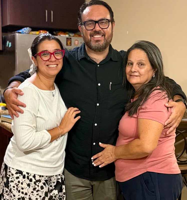 Randall Rivera junto a su esposa Hazel y su mamá Sonia Vargas.