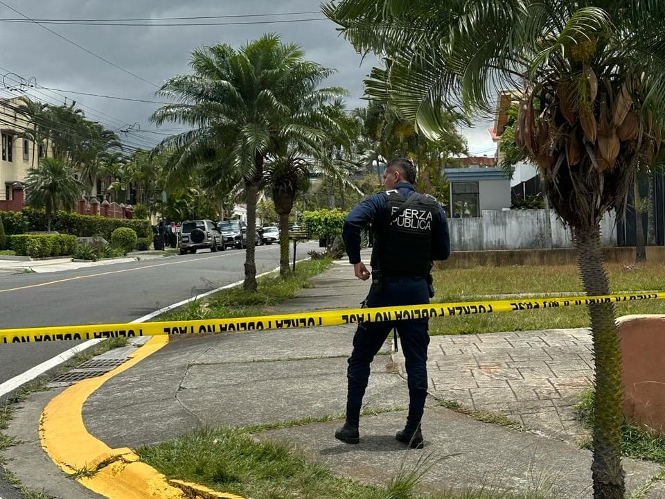 El sujeto está atrincherado en una casa en Trejos Montealegre.