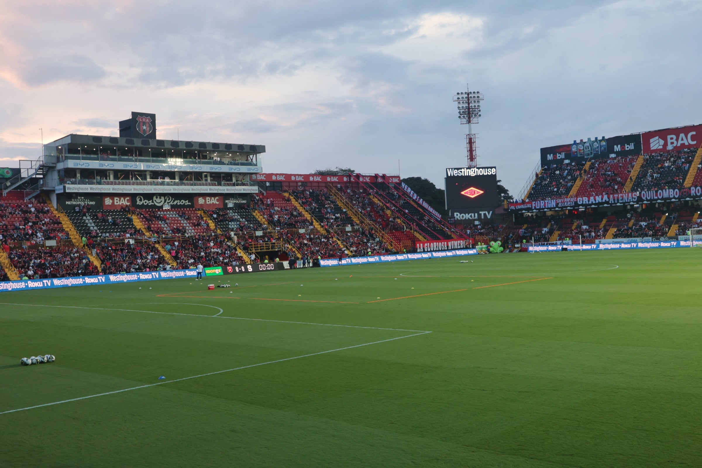 Ambiente previo clásico Liga vs Saprissa
