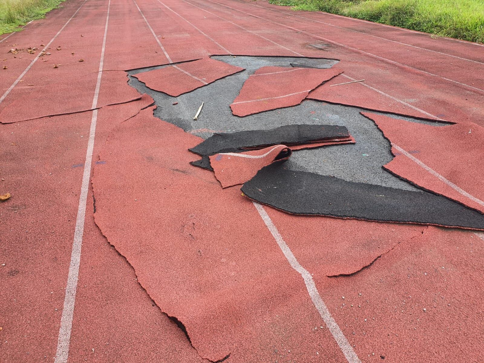 Alejandro Ricketts denunció las malas condiciones del estadio nuevo de Limón. Cortesía.