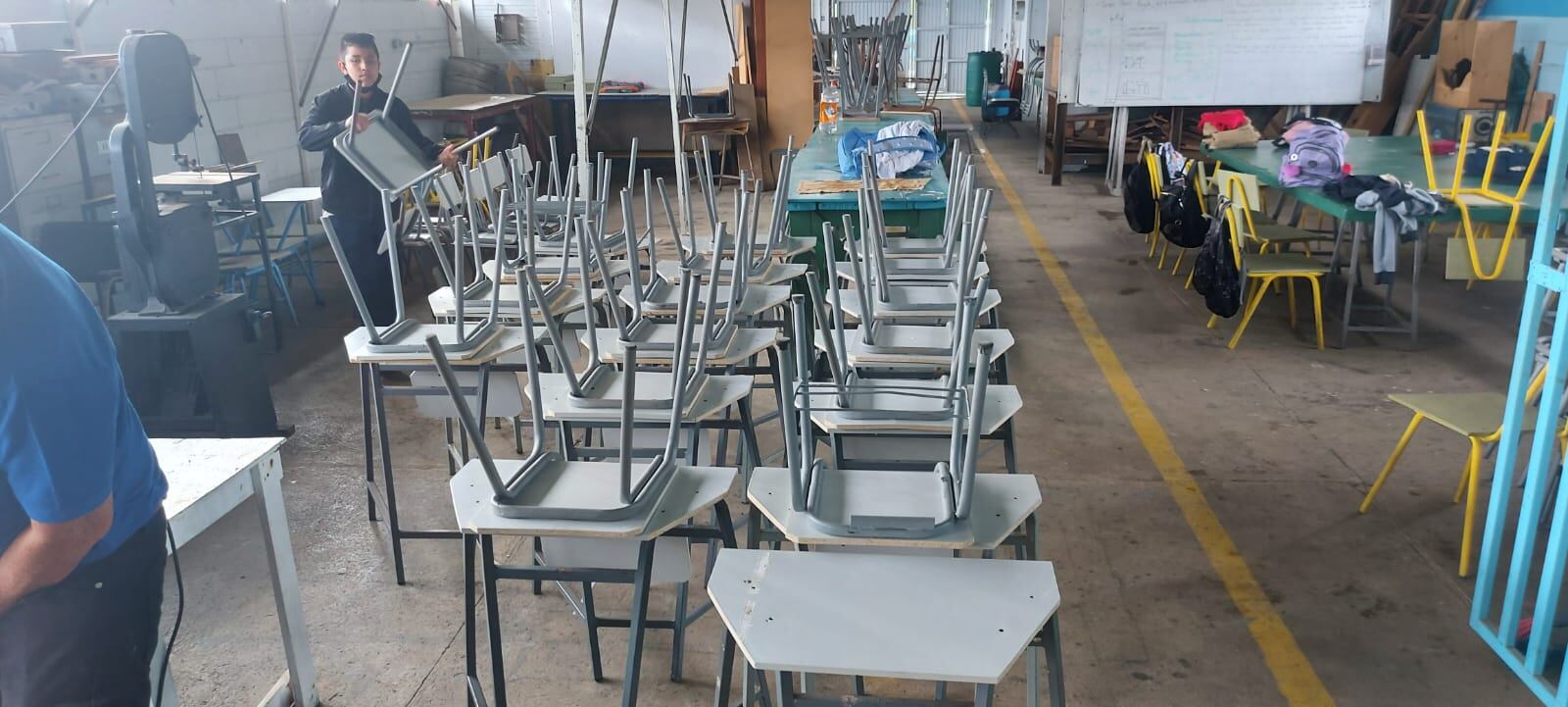 Entre profesores y estudiantes del Liceo San Carlos, en Ciudad Quesada, se fajaron duro haciendo pupitres desde febrero pasado y ya lograron, entre reparar y restaurar, unos 800