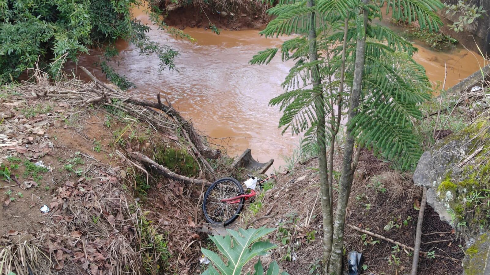 Muchacha que iba en bicicleta cayó a río y encuentran su cuerpo 16 horas después en barrio María Auxiliadora en San Isidro de Pérez Zeledón. Foto: Mario Cordero