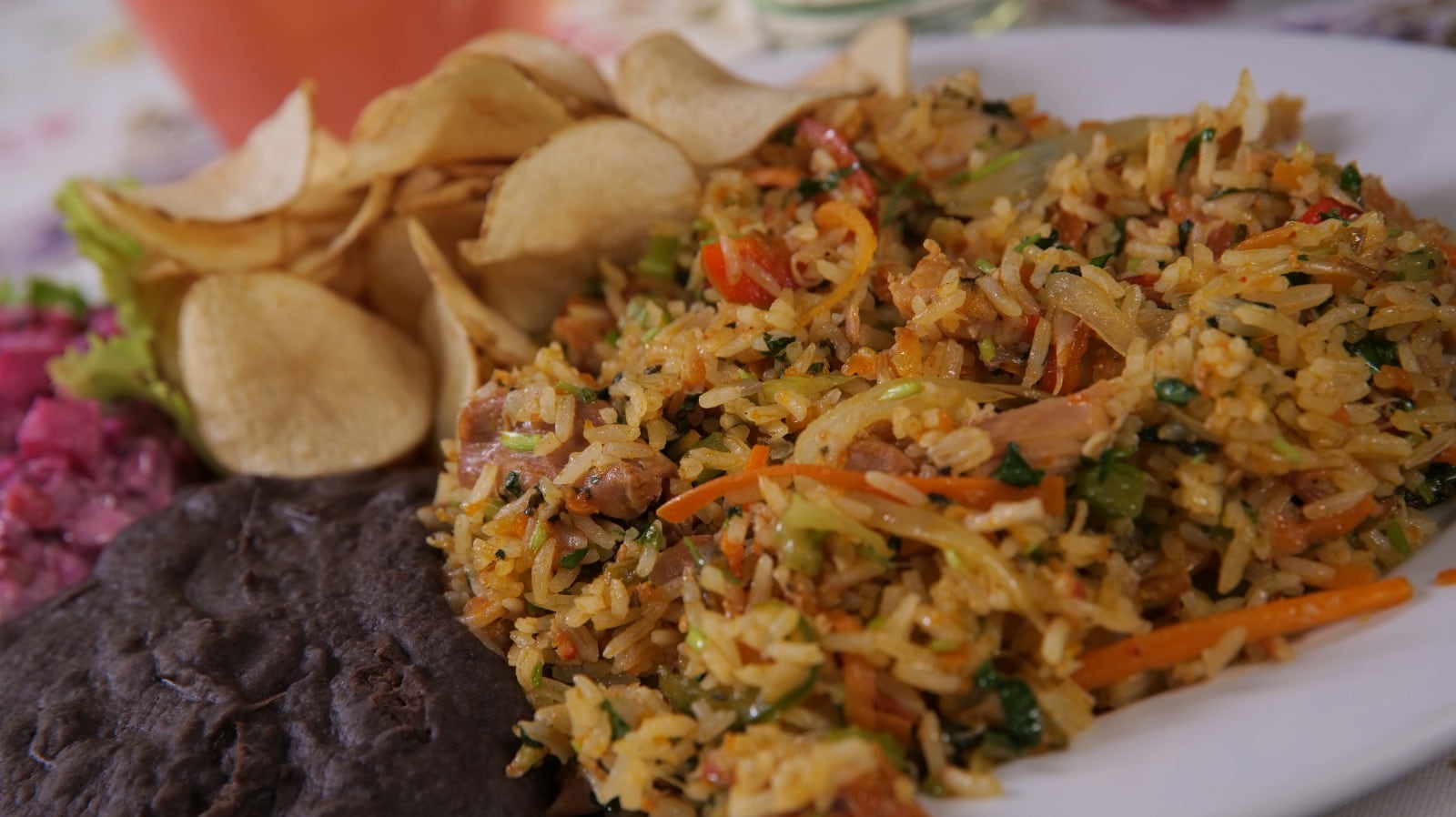 Nietas de Alejandro Morera Soto recibieron a delegación del Real Madrid en su restaurante.