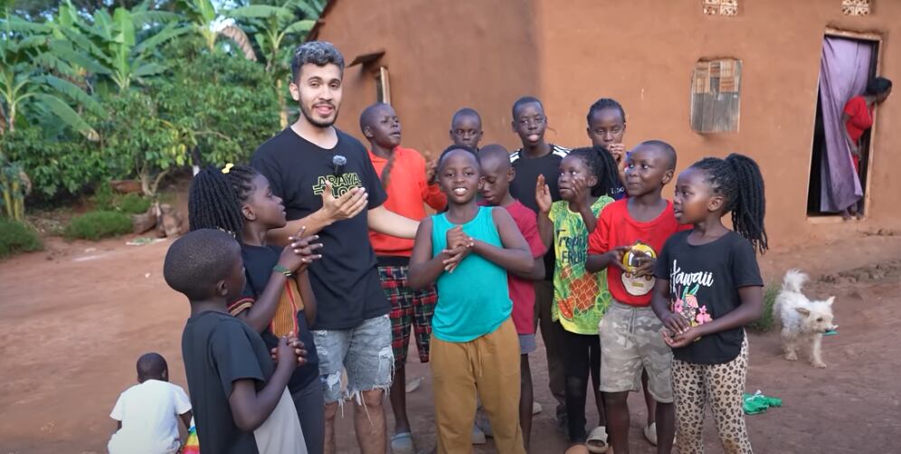 Araya Vlogs con los niños de Masaka Kids Africana