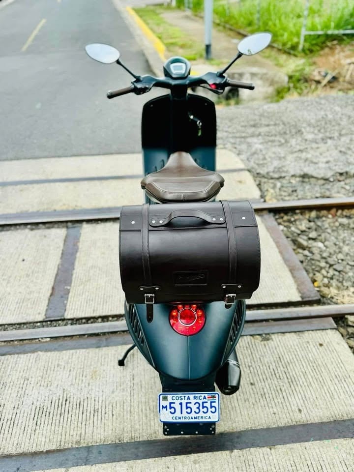 Vespa 946 Emporio Armani propiedad de Yeremy Marín Hernández.