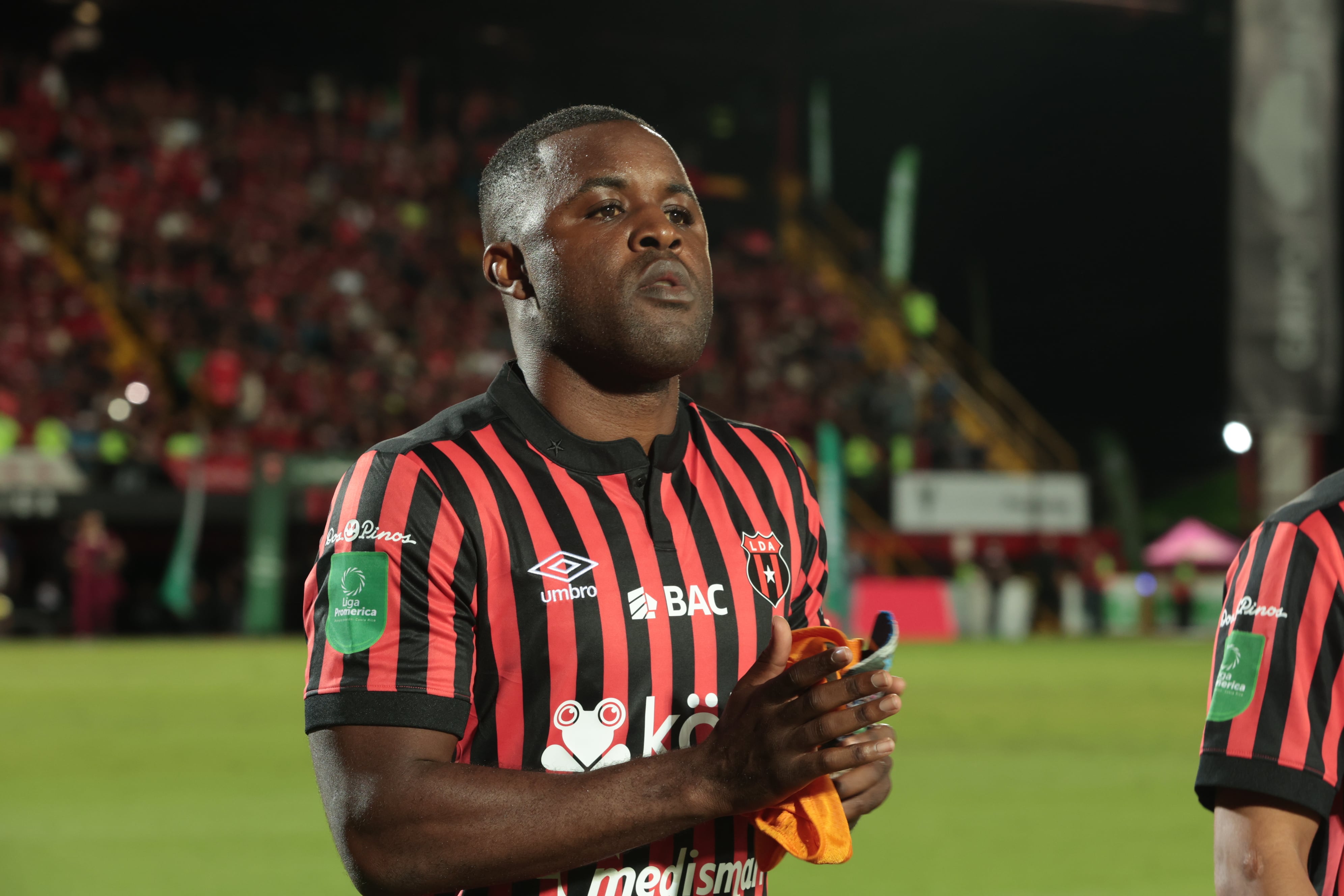 12/20/2025/ अलेजांद्रो मोरेरा सोटो स्टेडियमवर लीगा प्रोमेरिका 2025 उद्घाटन स्पर्धेच्या अंतिम फेरीच्या दुसऱ्या लेगसाठी लीगा डेपोर्टिव्हा अलाजुएलेन्स विरुद्ध सप्रिसा यांच्यातील पहिला लेग / जॉन डुरानचा फोटो