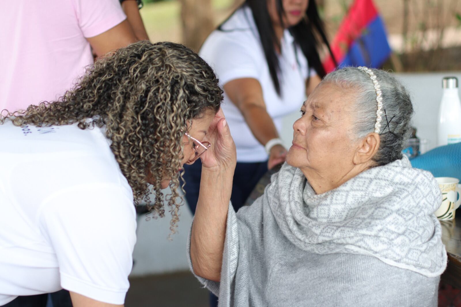 Rocío Quirós Gómez, una desamparadeña de 45 años, acaba de hacer historia en Costa Rica. Luego de 74 años desde la fundación del Colegio de Contadores Privados, finalmente una mujer asume la presidencia. En la foto, la mamá, doña Mireya Gómez, la persigna una vez quedó presidenta.
