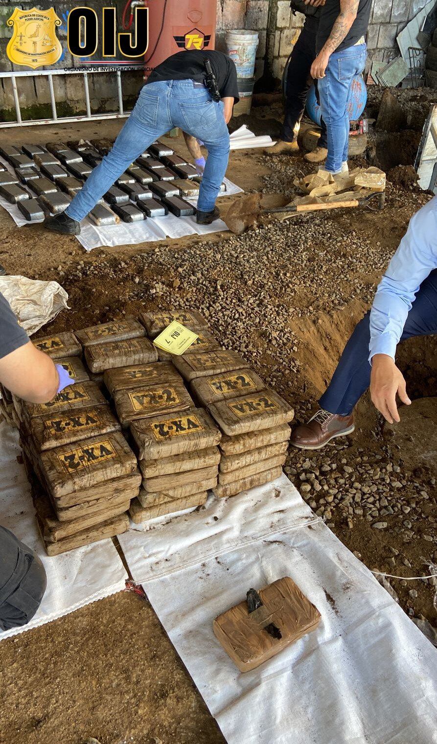 OIJ halla 449 kilos de cocaína enterrados en propiedad donde se encontraba un lavacar en Heredia. Foto OIJ.