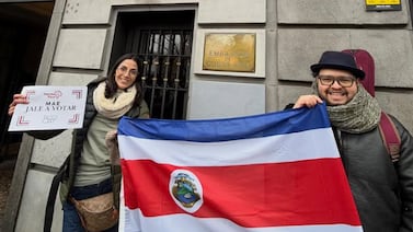 Elecciones 2026: Ticos en España cantan la Patriótica Costarricense junto al artista nacional Andrés “Fofo” Madrigal