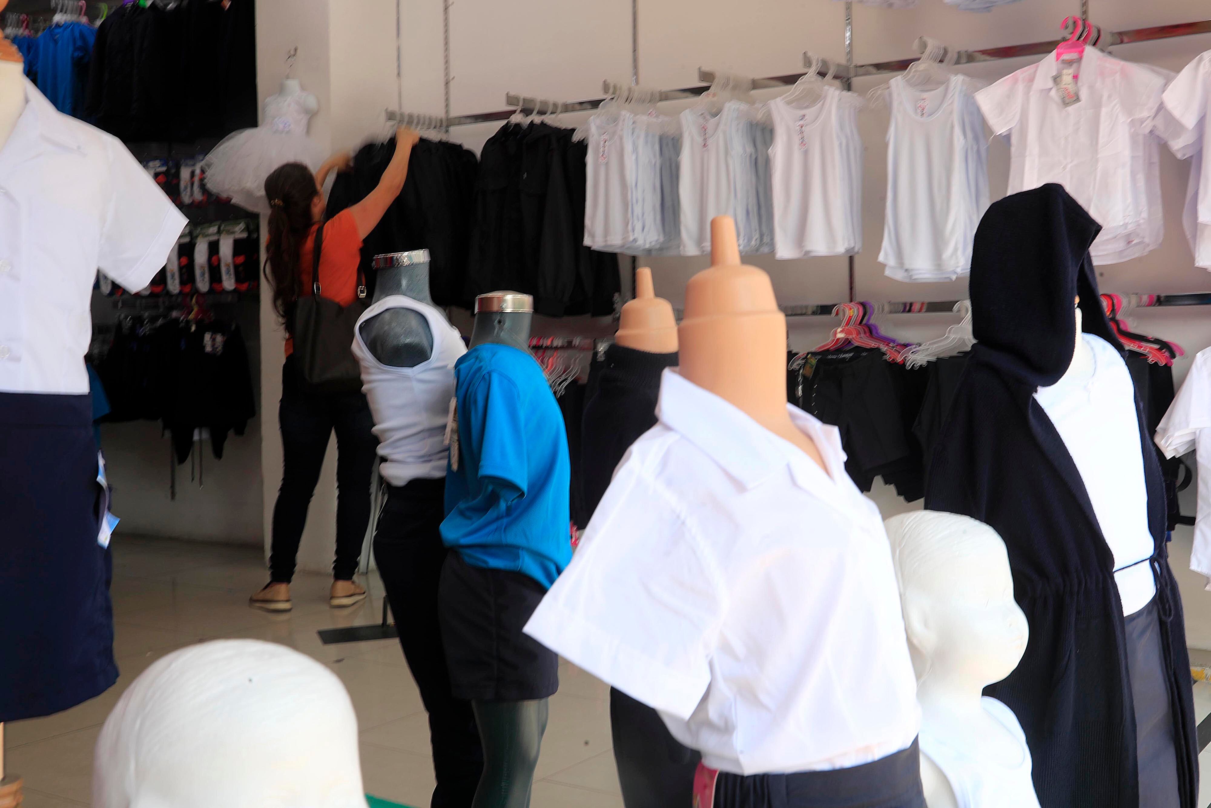 10/01/2024       San José. Recorrido por el bulevar de la Avenida Central decenas de personas visitaron las tiendas para adquirir los útiles, cuadernos y lápices básicamente, y los uniformes para sus hijos y nietos para la entrada a clases el mes entrante. En esta ocasión los estudiantes regresarán a las aulas 8 de febrero, día en que inicie oficialmente el curso lectivo 2024.