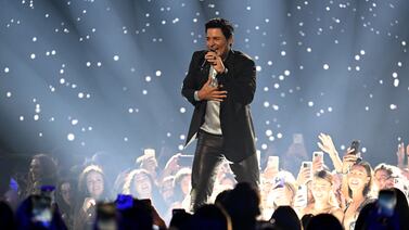 Fan de Chayanne sube al escenario y recibe críticas por su inesperada actuación