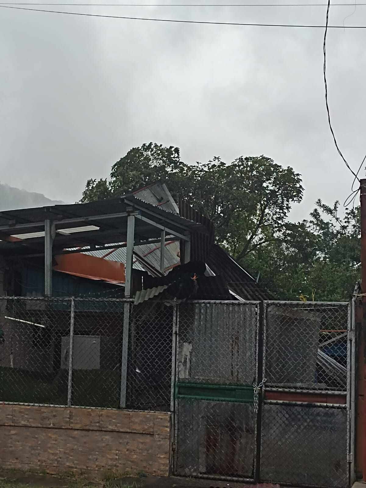 Ventoleros dejaron casas destechadas en Santa Ana. Foto Santa Actual Noticias.