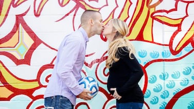 La linda historia de amor de los árbitros Tori y Chris Penso, que nació entre silbatos y tarjetas