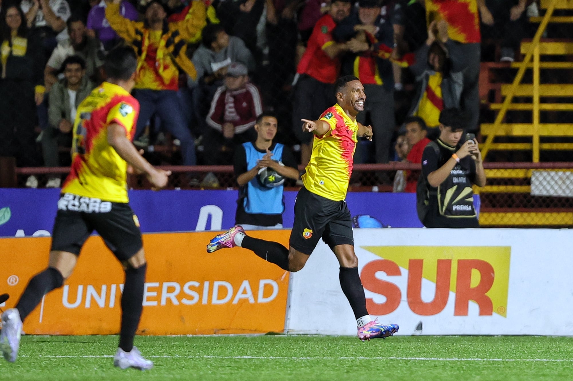 17/09/2025/ Juego entre el Club Sport Herediano vs Saprissa por el torneo apertura 2025 de la Liga Promerica en el estadio Carlos Alvarado  / foto John Durán