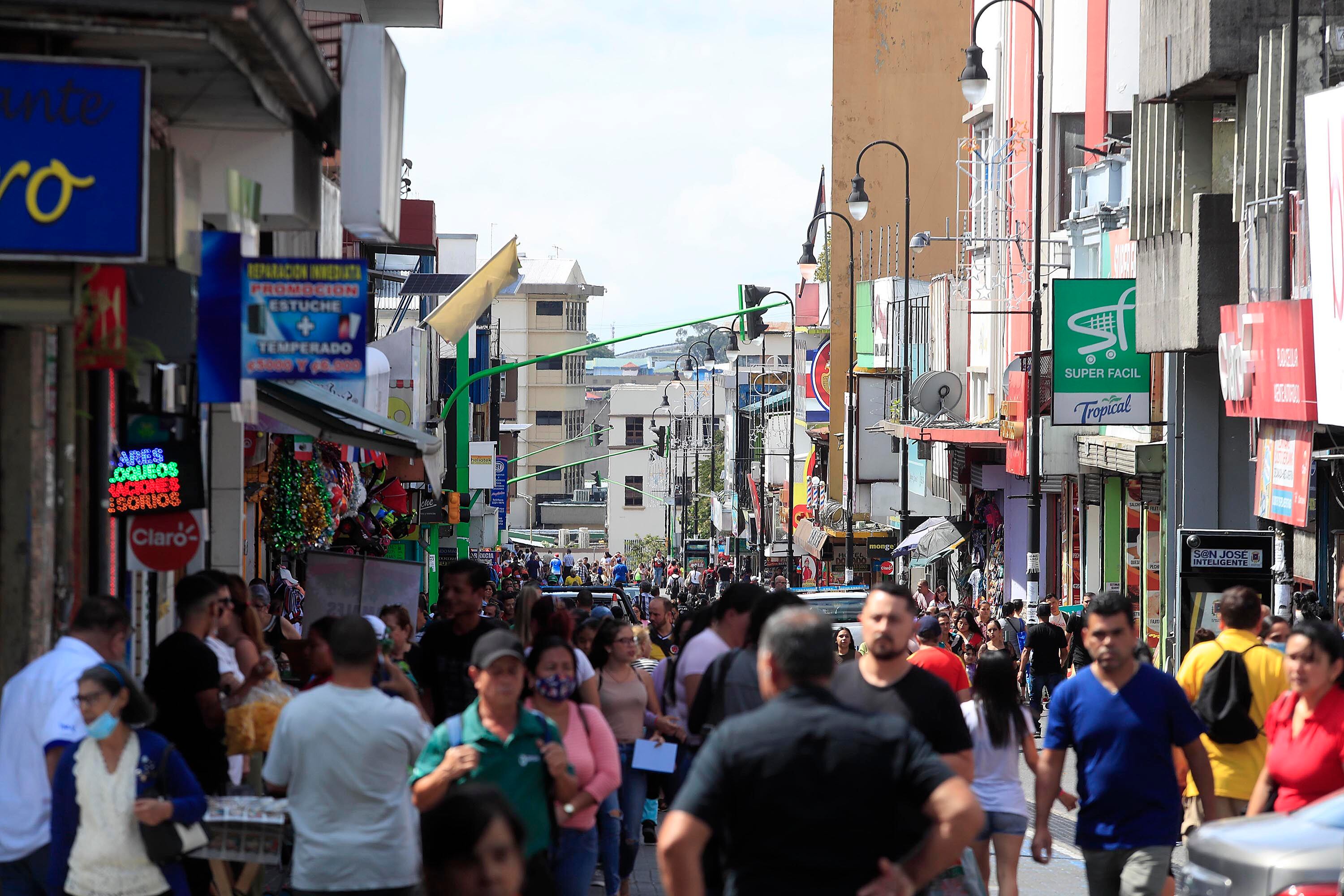 Vista de una calle en el centro de San José, Costa Rica, con gran afluencia de personas y actividad comercial