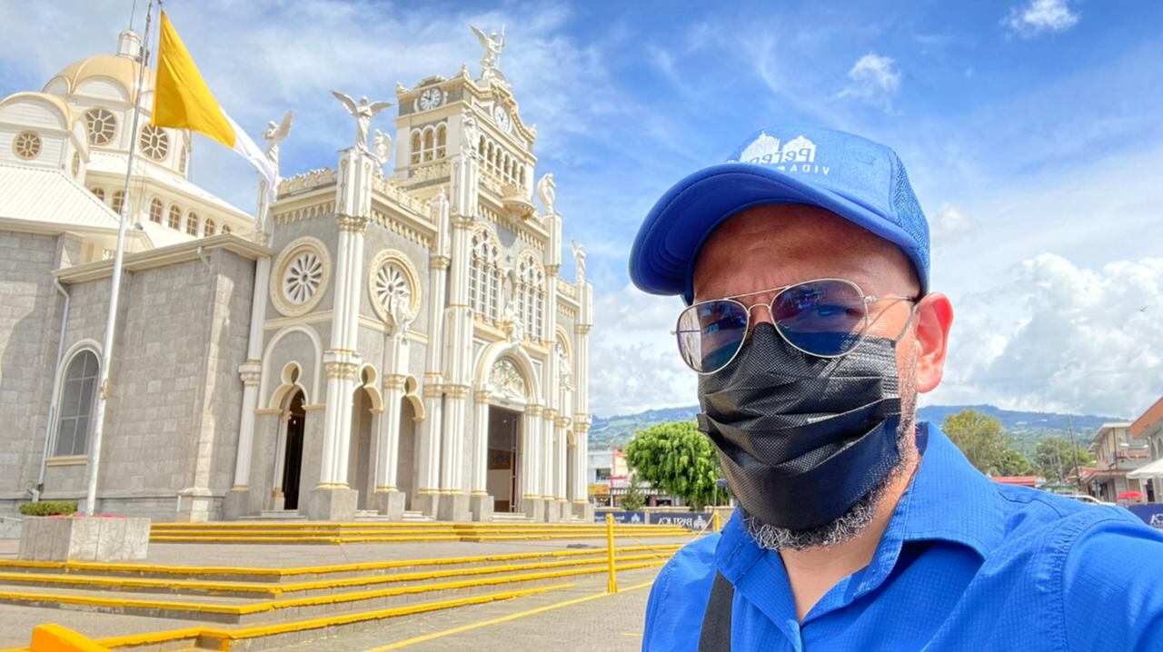 Mauricio Sandino Chavarría, vecino de Aserrí y de 40 años, realizó una especie de romería nacional para recoger las peticiones del pueblo y ponerlas a los pies de La Negrita.