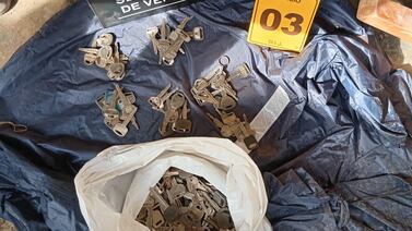 Llaves de carros comprometen a dos hombres con un vergonzoso delito