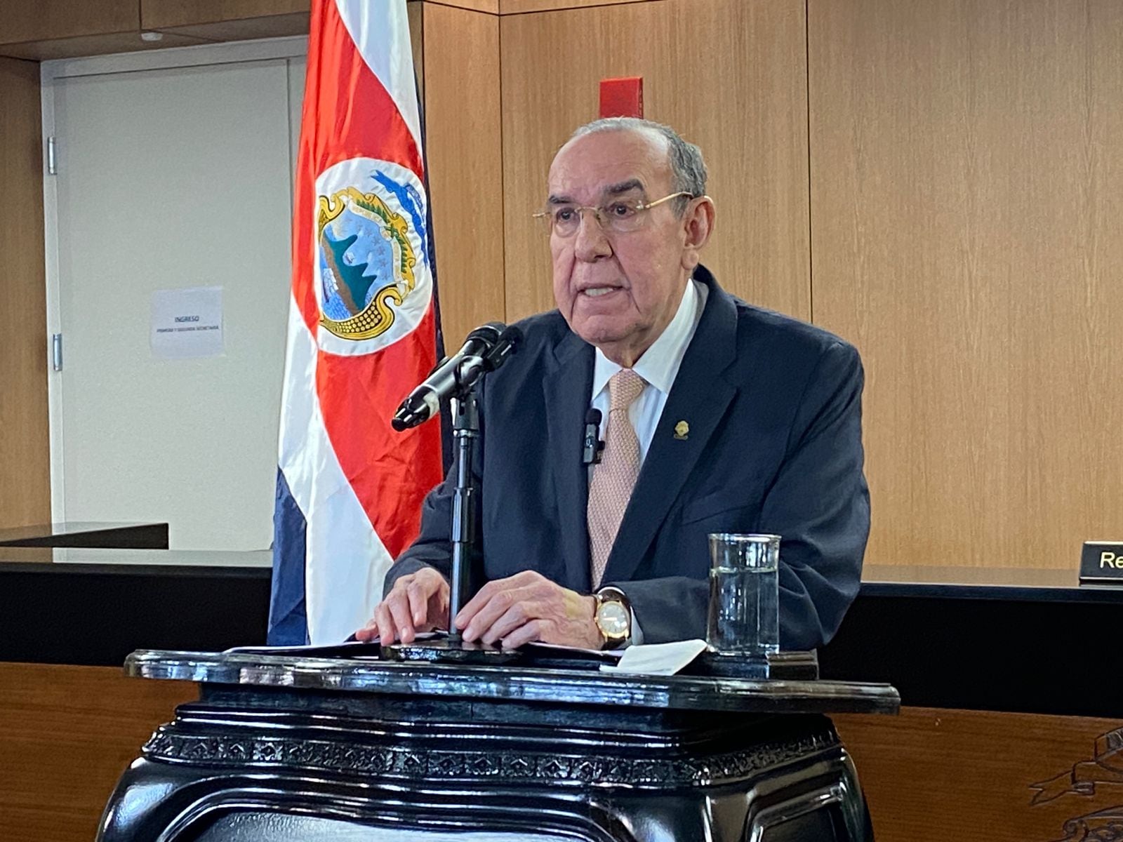 El presidente del Congreso, Rodrigo Arias Sánchez, brindó declaraciones a la prensa para ampliar sobre las supuestas gestiones del Gobierno para evitar que se extendiera el plazo de la Comisión que investigó el financiamiento electoral. Foto: Lucía Astorga