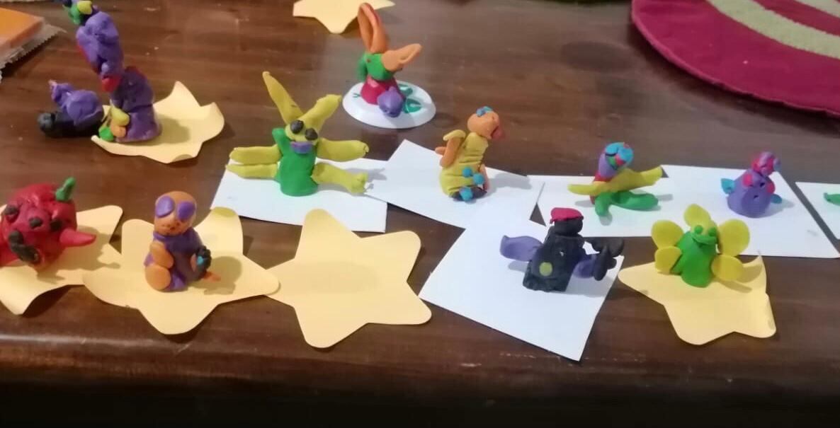 Fabián Cortés Sánchez tiene 7 años y celebra este Día del Niño haciendo lo que más le gusta, muñequitos de plastilina para aumentar su colección. El papá se llama Cristian Cortés Badilla y le enseñó a coleccionar