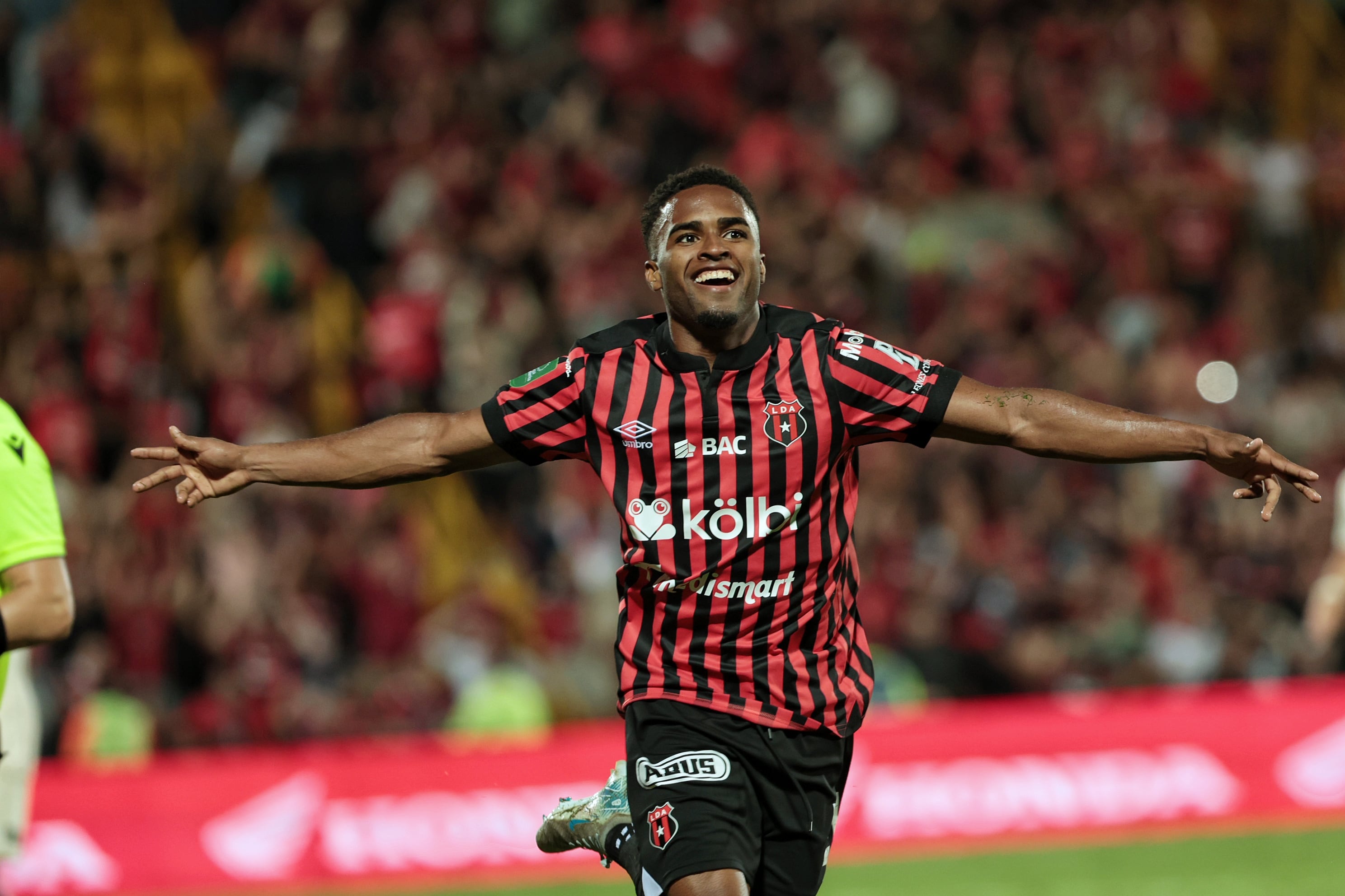 19/10/2025/ Juego entre Liga Deportiva Alajuelense vs Deportivo Saprissa por la jornada 13 del torneo apertura de la Liga Promerica en el estadio Alejandro Morera Soto / foto John Durán