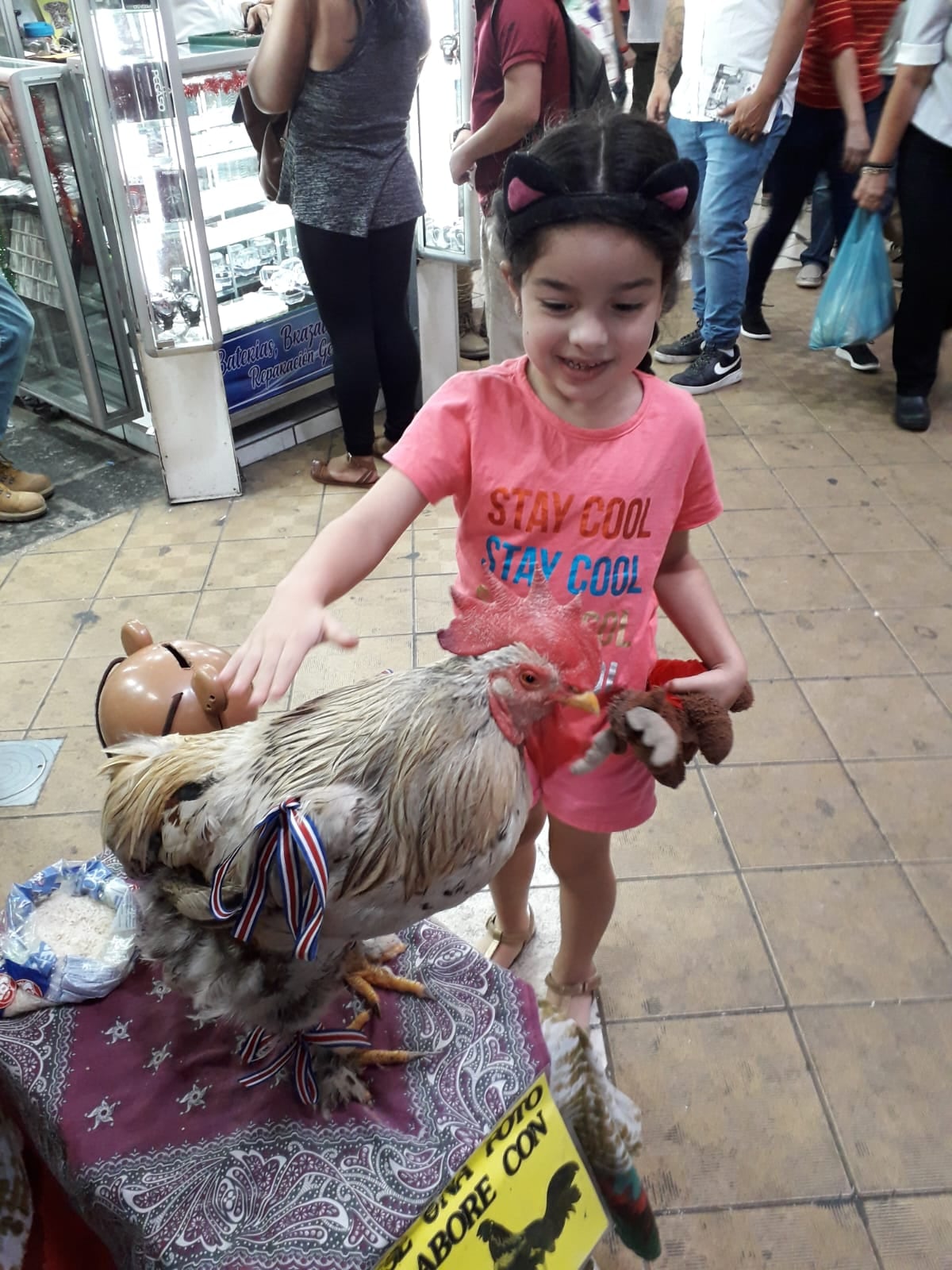 La niña Miha Spiller Ugalde, quien vive en el barrio Brasil de San José, es feliz regalándole confiticos y saludando a los recolectores de basura de la municipalidad de San José que pasan por su casa