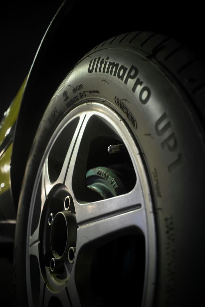 Las llantas y aros del Toyota de Jeison