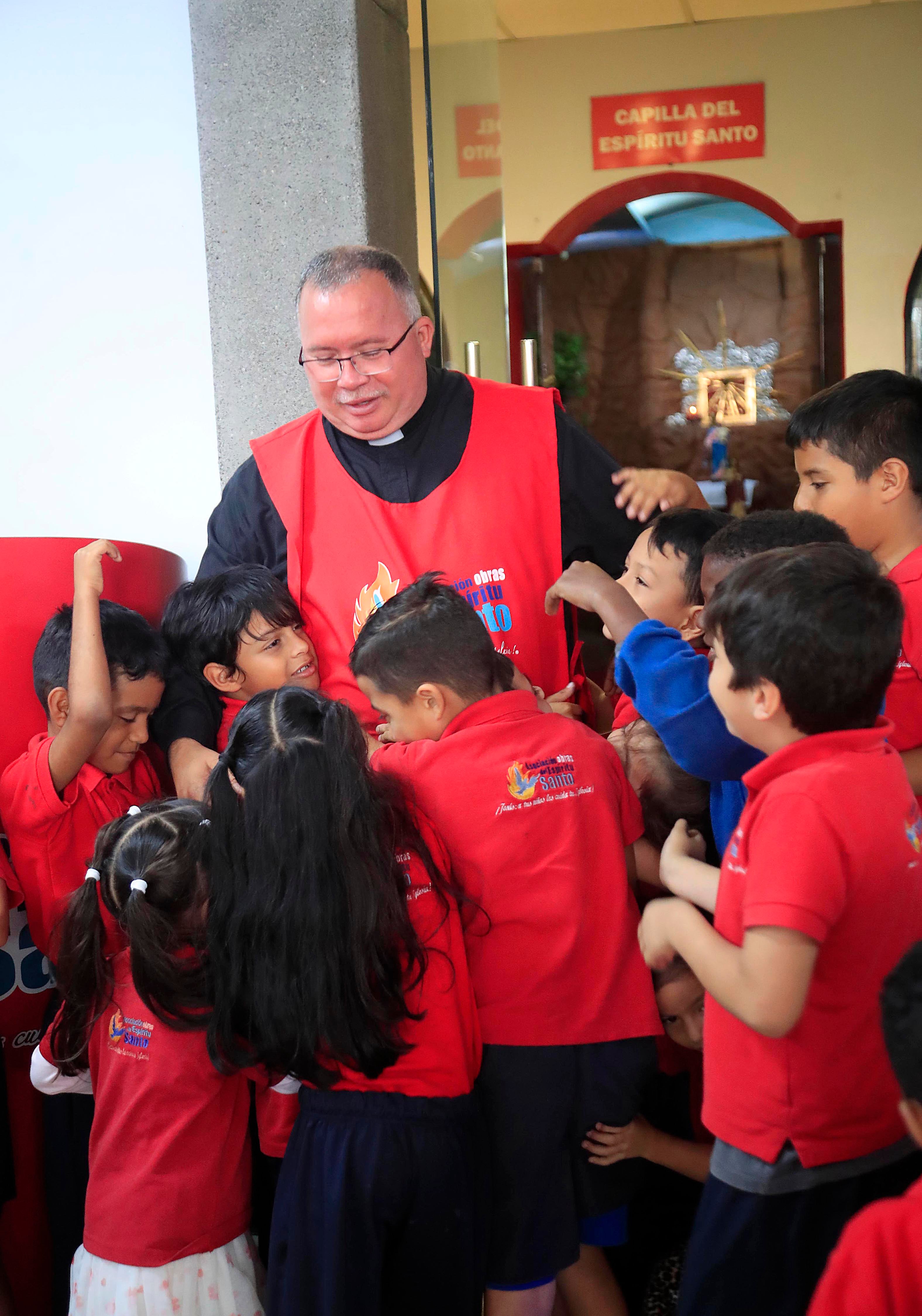 26/01/2024 Barrio Cristo Rey. Recorrido por las instalaciones de Obras del Espíritu Santo, con el padre Sergio Valverde, quien además recordó sus años de infancia y juventud en ese lugar donde ahora él dirige toda una comunidad que ayuda a los más necesitados, especialmente niños. Foto: Rafael Pacheco Granados