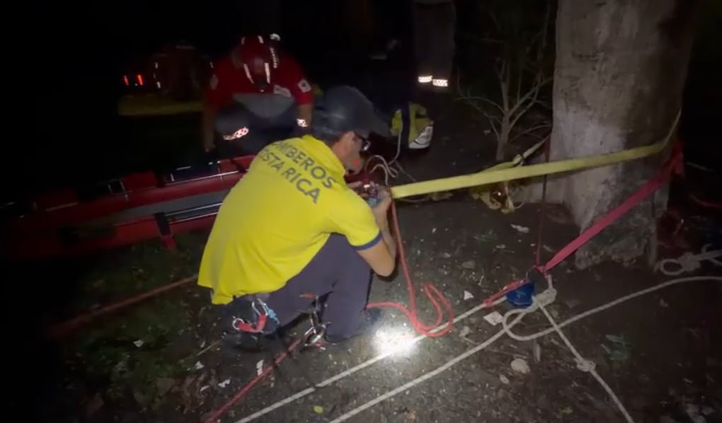 Los bomberos trabajan en el rescate de una joven que cayó a 30 metros