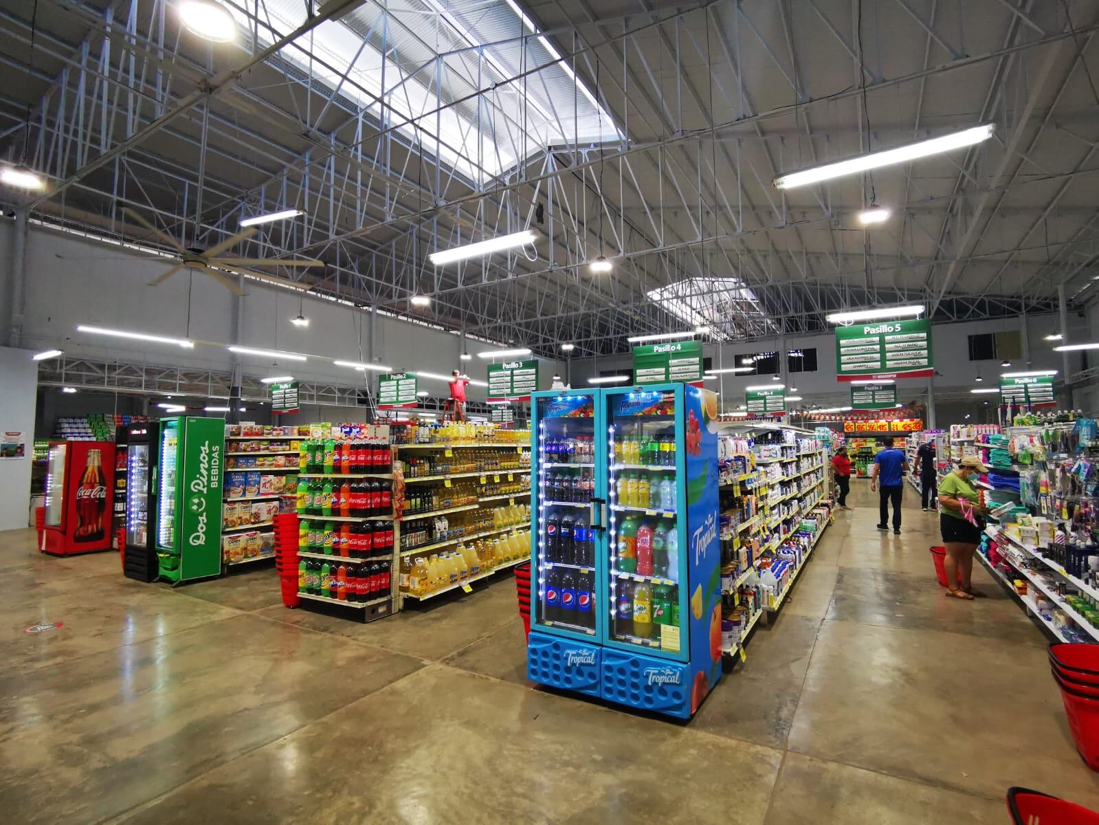 Una verdadera marea alta de precios bajos va a disfrutar los vecinos de Playas del Coco y playa Santa Teresa, porque Corporación Megasuper abrirá un supermercado en cada una de esas playas del Pacífico Norte