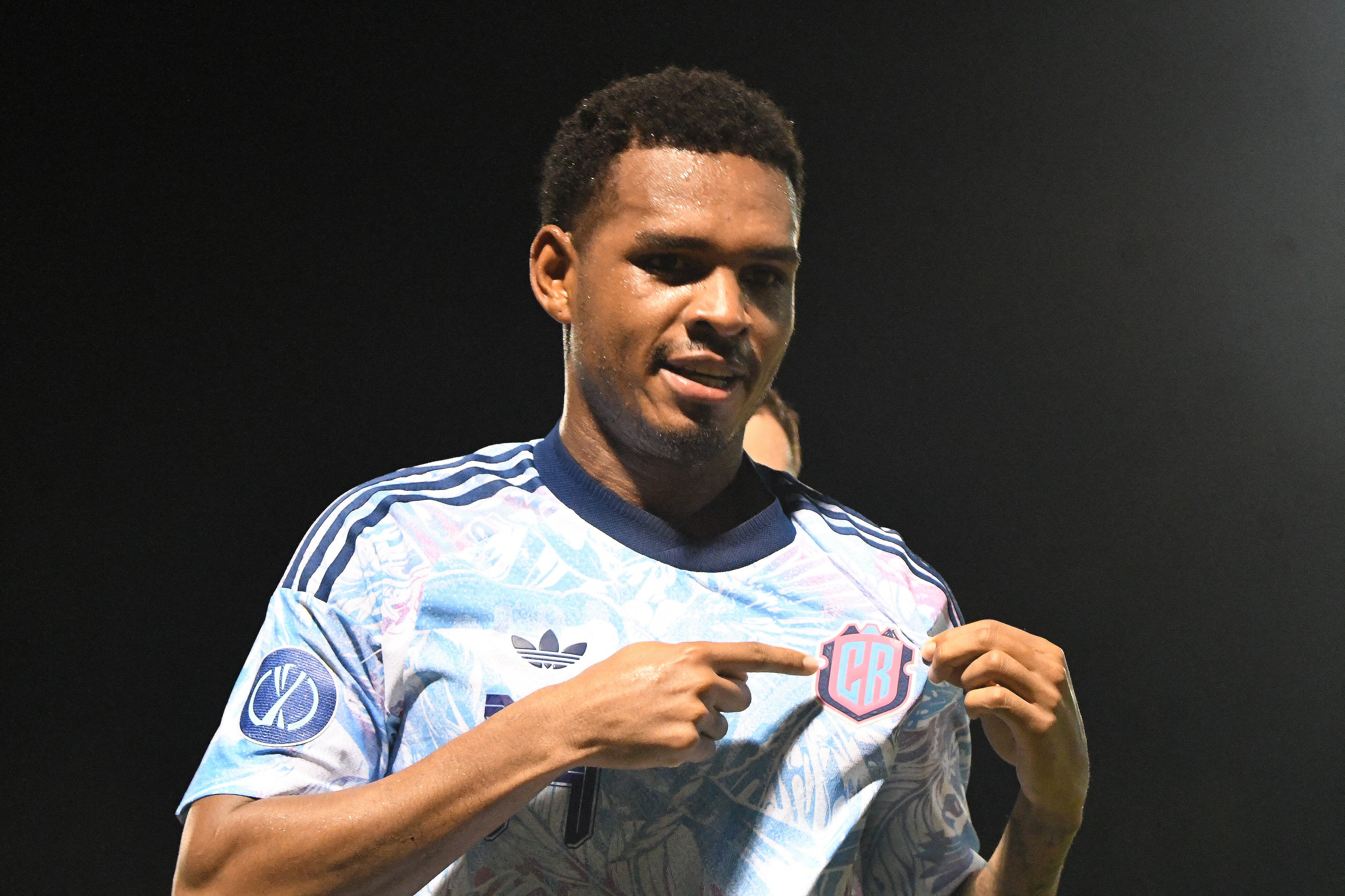 Orlando Sinclair, de la Selección de Costa Rica, celebra su anotación ante Nicaragua por la Nations League de Concacaf.