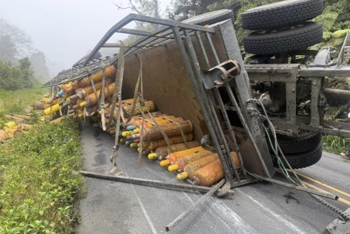 Un tráiler cargado con cilindros de acetileno volcó y mantiene el paso cerrado en la Ruta 2, este domingo 5 de abril del 2026. Foto: Tomada de TV Sur