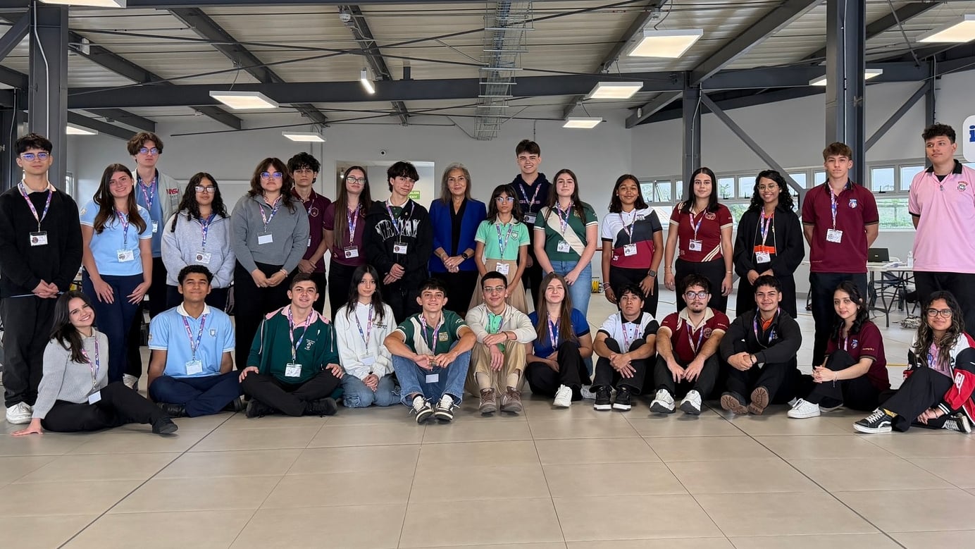 Victoria Rocha Ramírez y Gabriel Bonilla Mora, estudiantes del Colegio Técnico Profesional Vázquez de Coronado a convertirse en los ganadores nacionales de la edición 2026 de Misión Marte, una competencia colegial organizada por la Universidad Fidélitas. Obtuvieron el primer lugar tras presentar un proyecto llamado Boxi, enfocado en el desarrollo de un taladro autónomo capaz de producir oxígeno utilizando recursos presentes en Marte, como los glaciares y el material del suelo marciano.