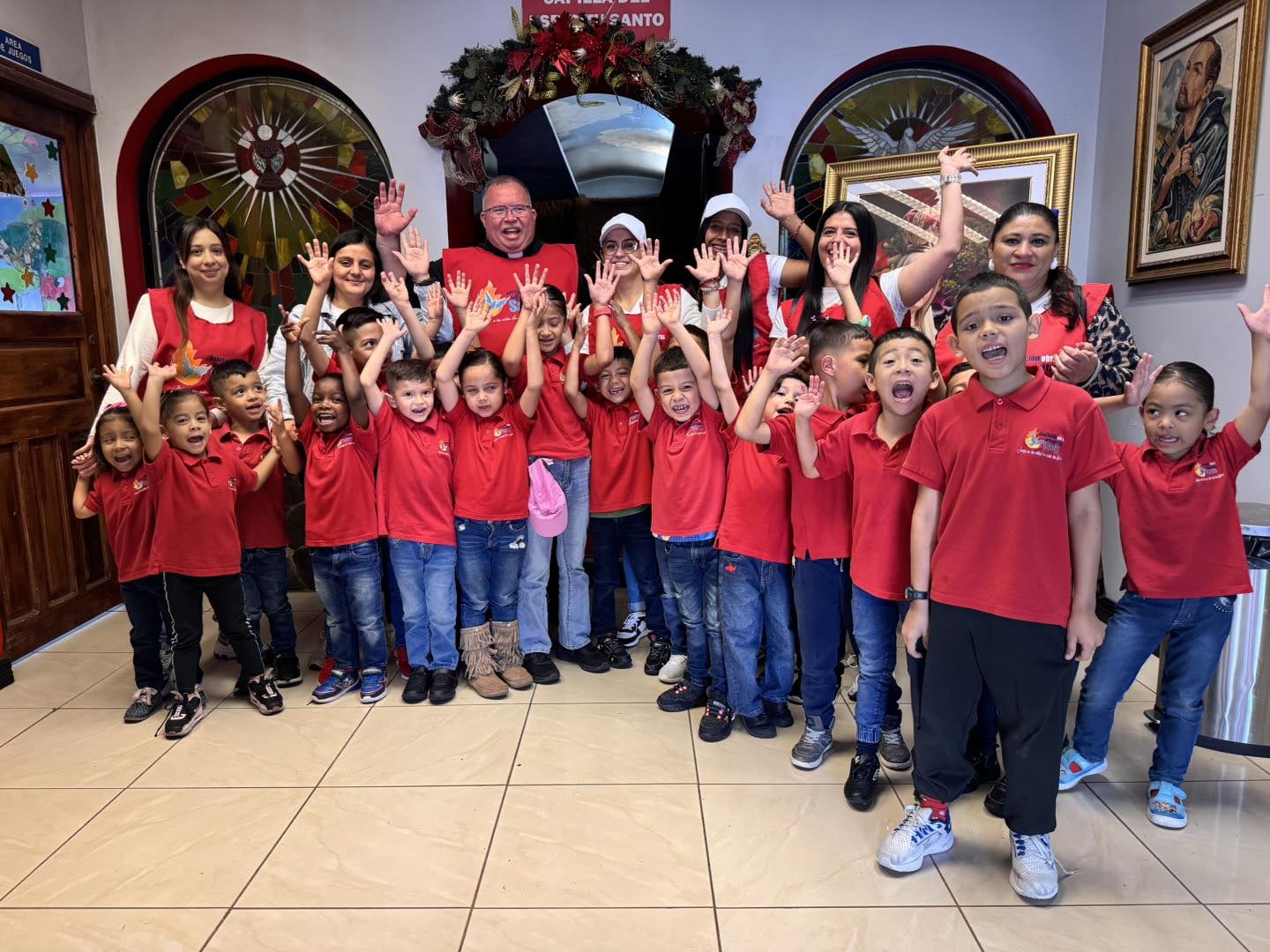 Desde las 8 de la mañana y hasta pasaditas las 3 de la tarde el Estadio Nacional en La Sabana recibió a 35 mil pequeñitos de diferentes partes del país en la 24 Fiesta Nacional de Navidad ¡Jesús: a tus niños los cuida tu iglesia” 2024