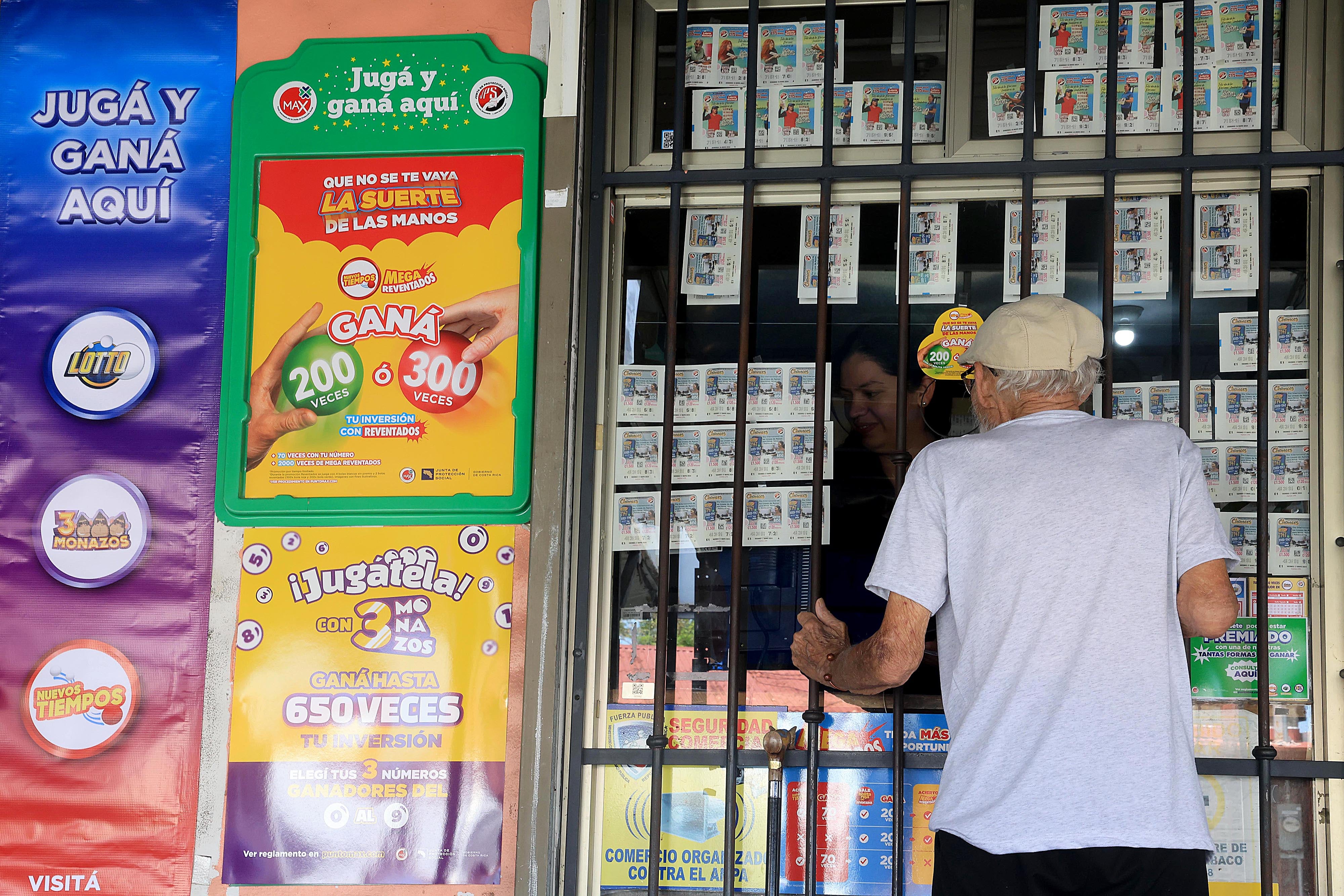 17/05/2024 San Vicente de Santo Domingo de Heredia. Sorayda Martínez vendía chances esta mañana en el puesto Copias y Más. Por estos días la venta de chances y lotería ha estado buena porque los compradores aspiran a ganar el premio acumulado que para este viernes está en 1200 millones de colones. Foto: Rafael Pacheco Granados