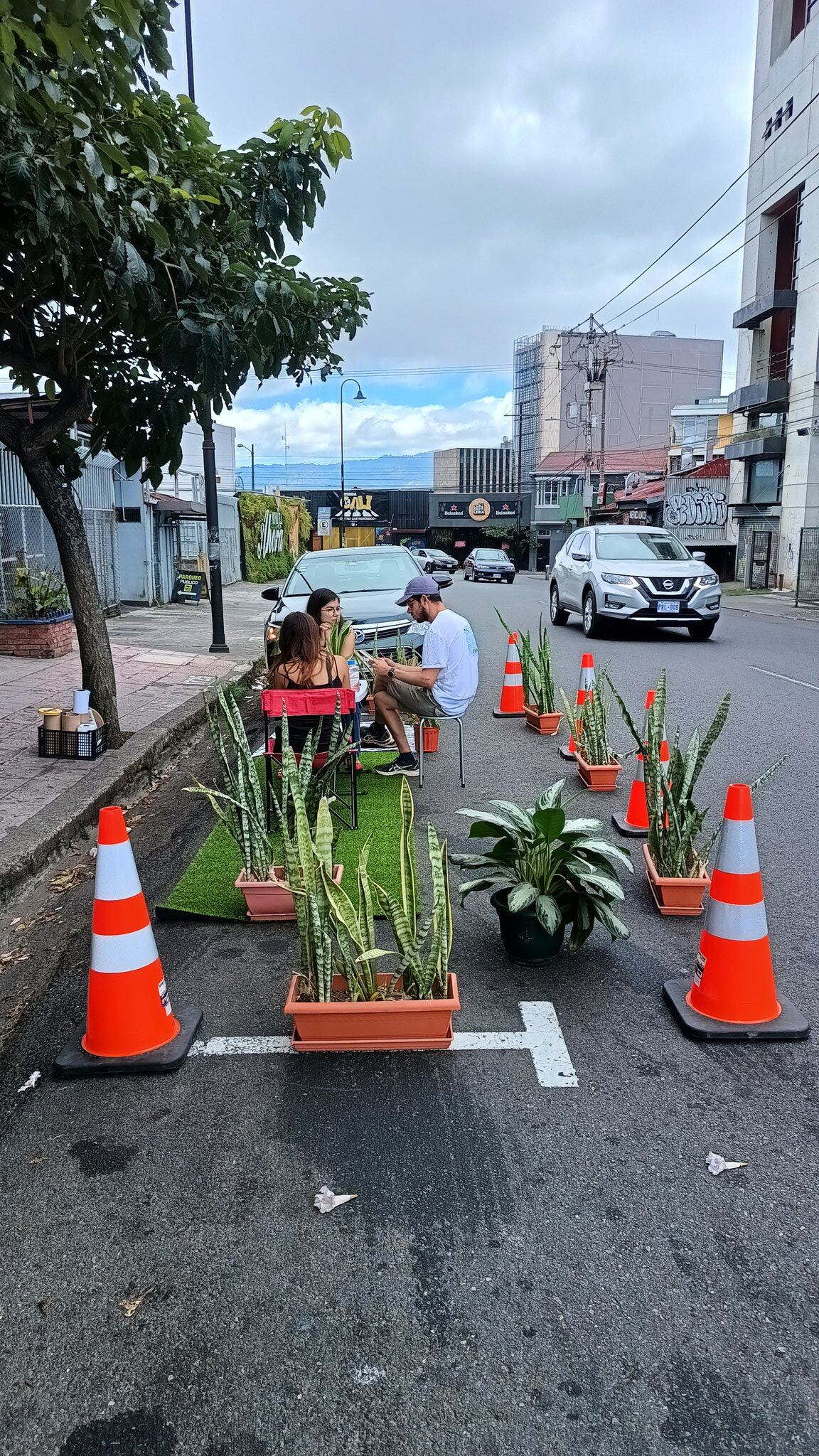 Un grupo de personas colocaron una mesa, sillitas y hasta una alfombra en el espacio de parqueo sobre una calle en San José y provocaron todo un alboroto en redes sociales.