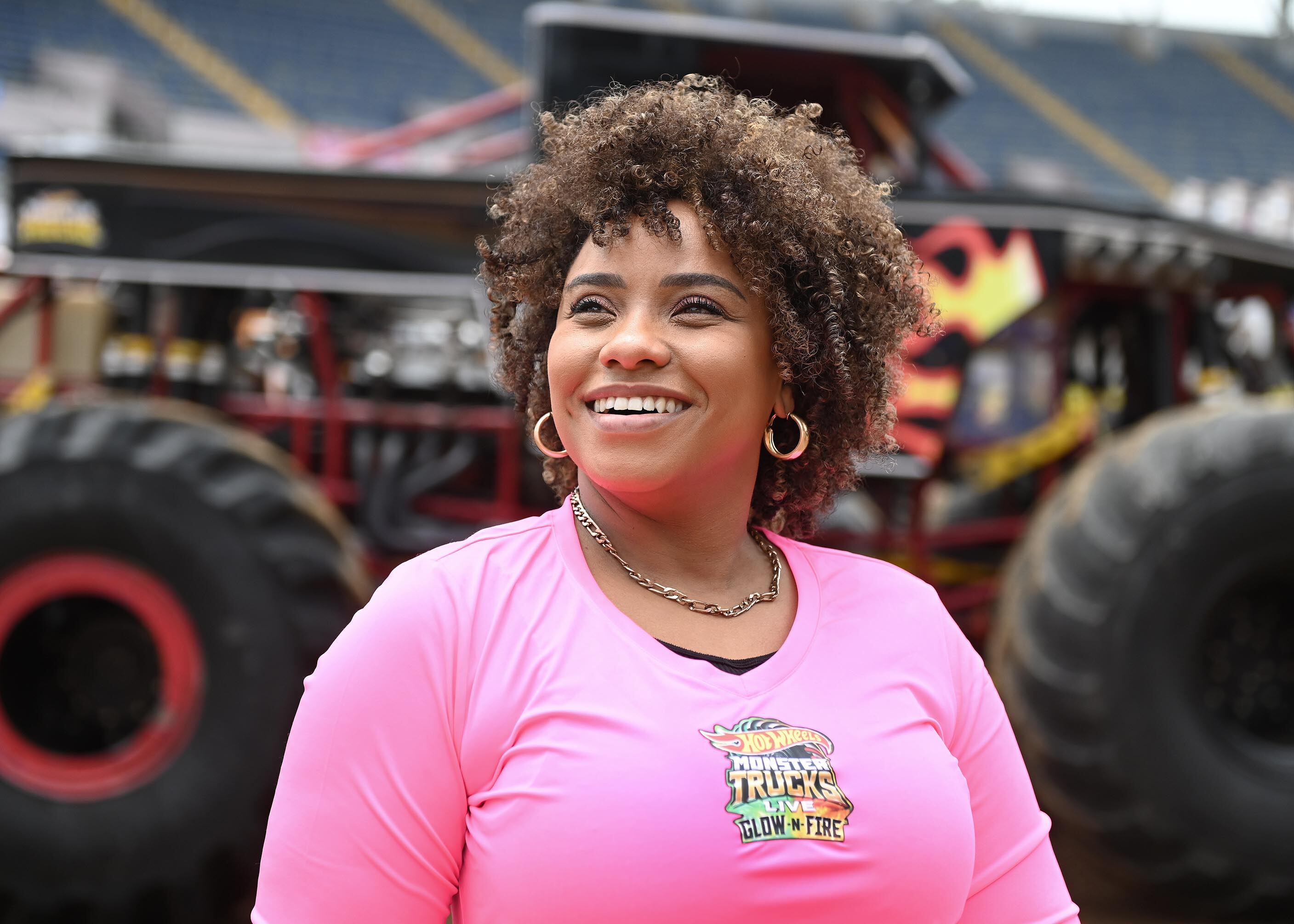 25 de abril del 2025. Estadio Nacional, La Sabana. 10:00 hrs. Preparativos para el show HotWheels Monster Trucks Glow and Fire en la gramilla del Estadio Nacional. Maquinaria pesada realiza movimientos de tierra creando las rampas que los pilotos de monster trucks usarán durante los diferentes shows que ofreceran los días viernes, sábado y domingo de abril. En la foto: Algunos pilotos fueron entrevistados y se documentaron detalles de los vehículos y de los trabajos que realiza la maquinaria pesada. El Danny CR posa para la foto. Foto: Albert Marín. para la Teja.