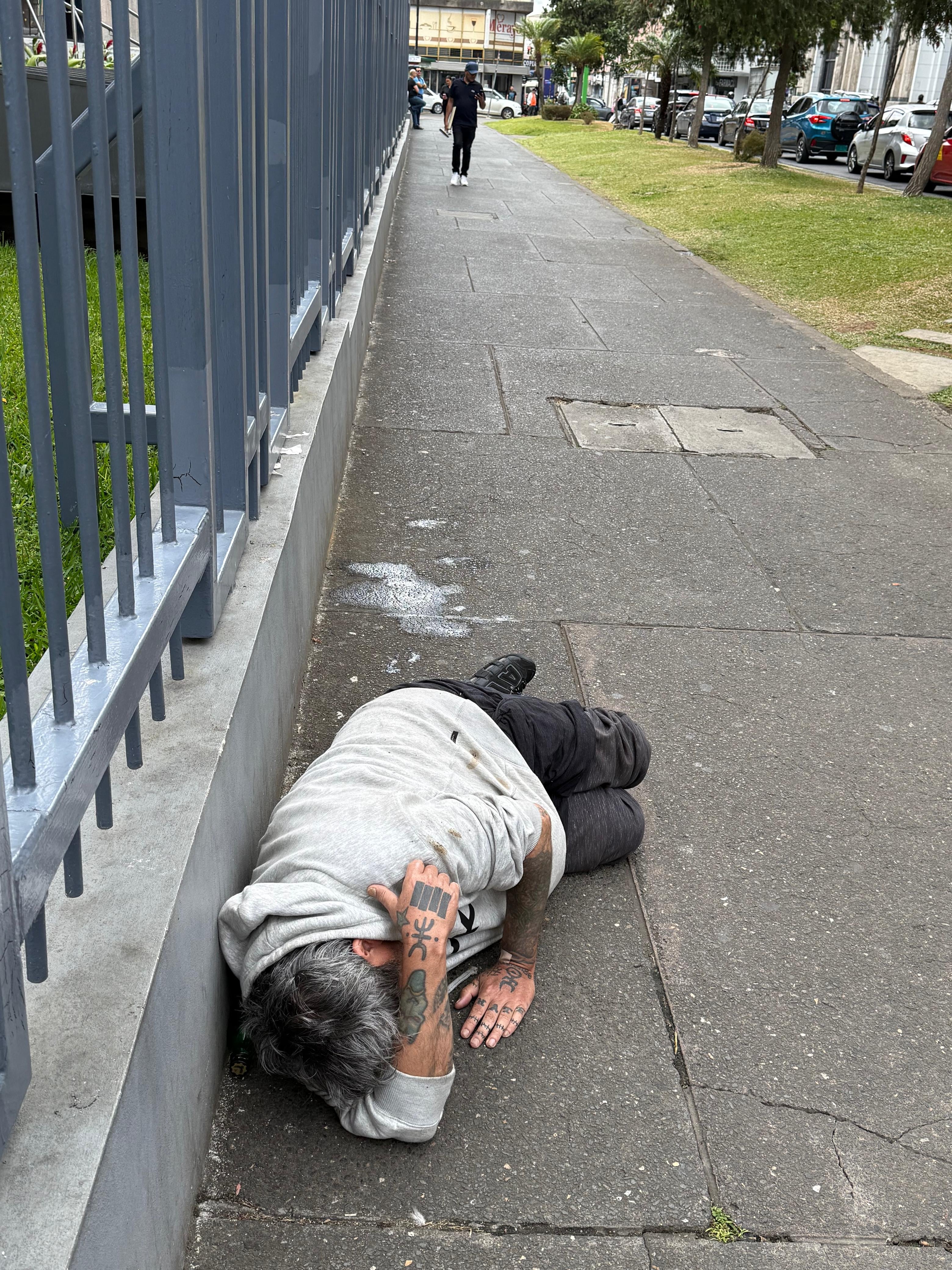 Luis Lauretto, conocido como Laurito, expresentador de VM Latino, conversó con La Teja tras encontrarlo dormiendo en el centro de San José.