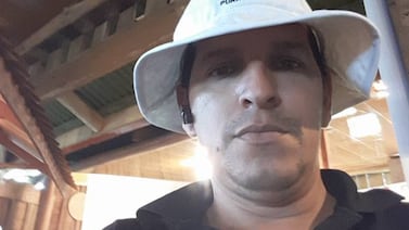 Motociclista muere al chocar contra la carreta de un tráiler en San Carlos