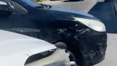 Choque termina en supuesta agresión de un hombre a una mujer y el sujeto rompe parabrisas y huye