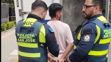 Video: Detienen a motociclista que confesó haber comprado su licencia falsa en Facebook