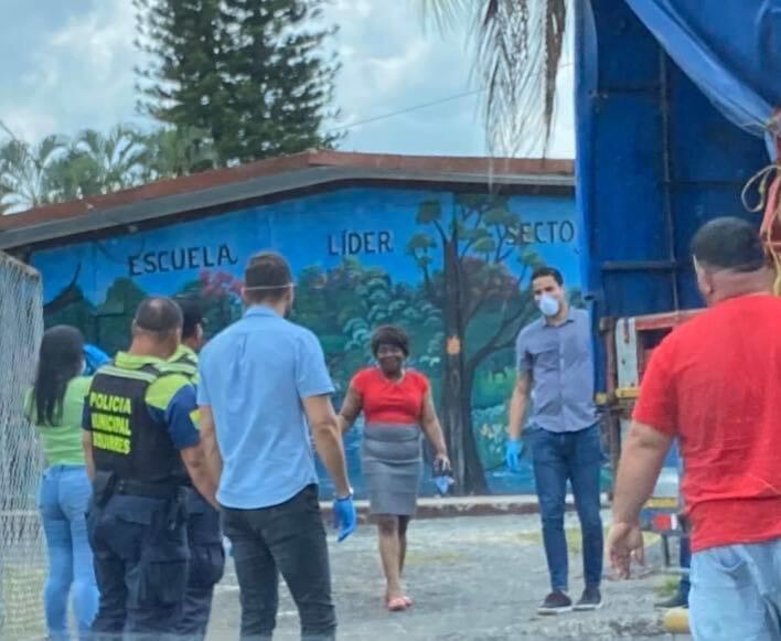 Esteban Alvarado entrega donaciones