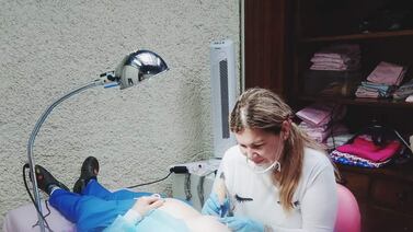 Esteticista busca sobrevivientes de cáncer de mama para tatuar el punto final a su batalla