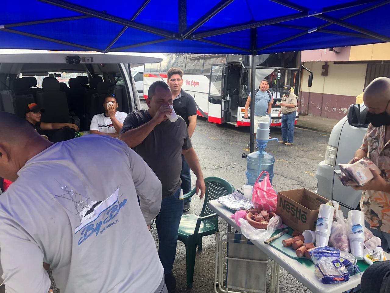 Los transportistas de turismo, desde las 6:30 de la mañana de este miércoles 25 de noviembre, están acampando en las afueras del ministerio de Obras Públicas y Transportes a la espera de ser atendidos por el ministro Rodolfo Méndez.