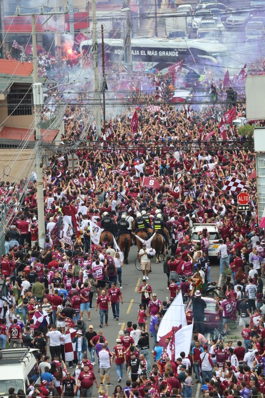 El autobús de Saprissa permaneció varios minutos a 50 metros del estadio, mientras su afición le hacía un recibimiento.