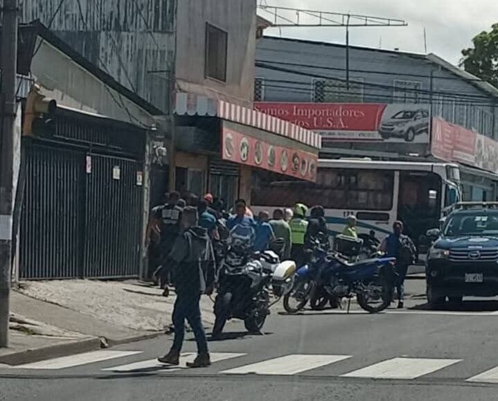 Los dos hombres fueron baleados cuando se encontraban en la soda. Foto tomada de redes.